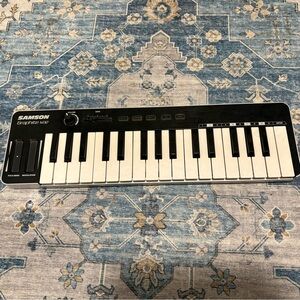 Samson Graphite M32 Keyboard Midi Controller